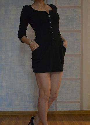 Короткое черное платье с пуговицами1 фото