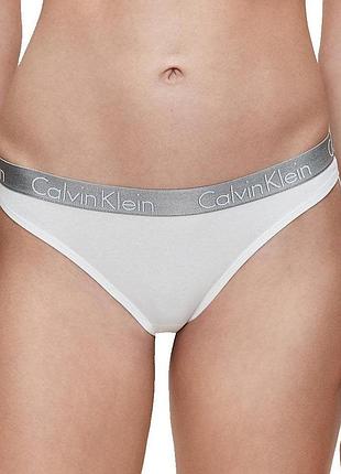 Женские трусики стринги calvin klein коллекция motive cotton lightly lined, цвет темно-серый белый, m