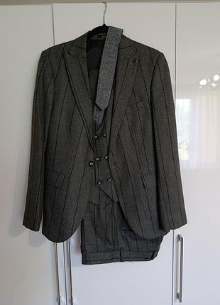 Мужской костюм тройка
costumen
(опис товару на бірці)