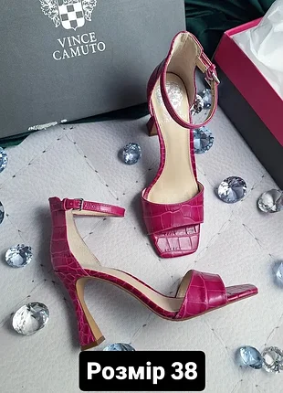 Vince camuto оригінал шкіряні рожеві маджента босоніжки на підборах
