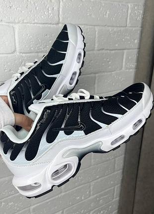 Кросівки nike air max tn plus black, найк еір макс тн плюс білі з чорним верхом