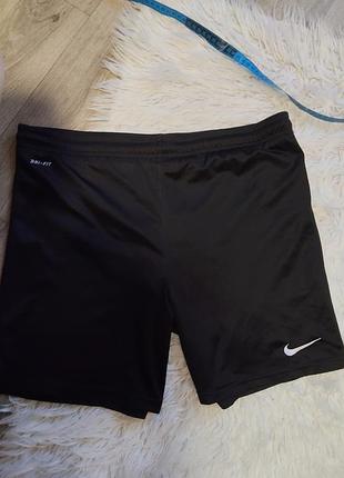 Спортивні шорти nike розмір m