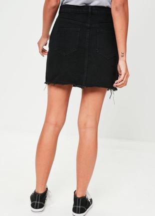 Черная джинсовая юбка с рваностями необработаным краем с потёртостями3 фото