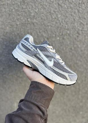 Кроссовки nike initiator найк инициатор серые с белым легкие и комфортные для повседневной носки