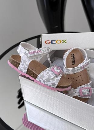 Качественные практичные босоножки на липучках  geox