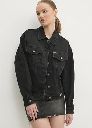 Urbanshop com ua джинсовая куртка guess jeans женский цвет черный переходная oversize w4bn56 d5e83 размеры запитуйте