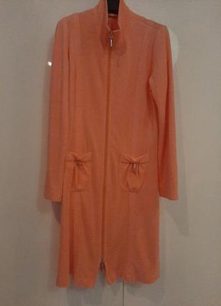 Красивый махровый халат персикового цвета
