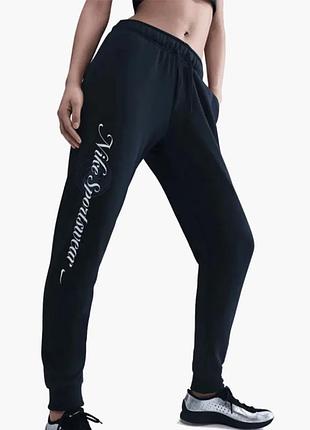 Urbanshop com ua женские брюки nike sportswear club fleece graphic pant hv2346-010 (оriгинал) размеры запитуйте