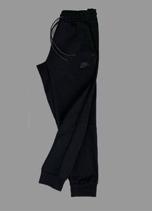 Спортивные штаны nike tech fleece мужские черные с карманом с манжетами m, черно-серый