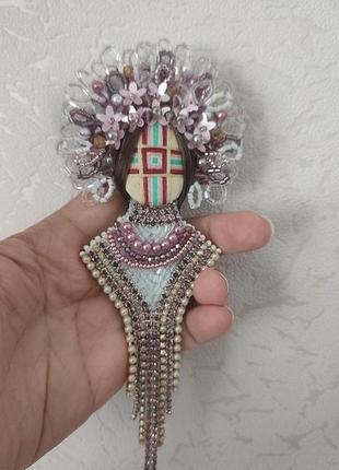 Брошка мотанка берегиня  ручна робота handmade 
ціна вказана за брошку з волоссям нитка і рубашка зі шкіри
волосся натуральне і вишита сорочка - ціну