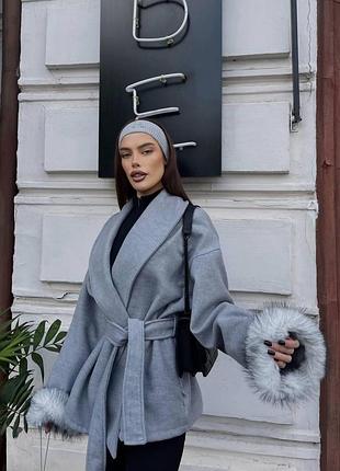Женское короткое кашемировое пальто с меховыми манжетами