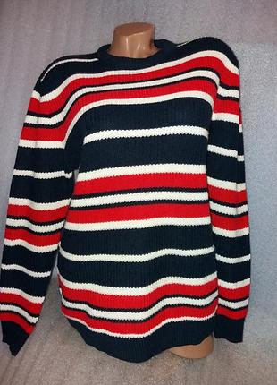 Красивый нарядный свитер