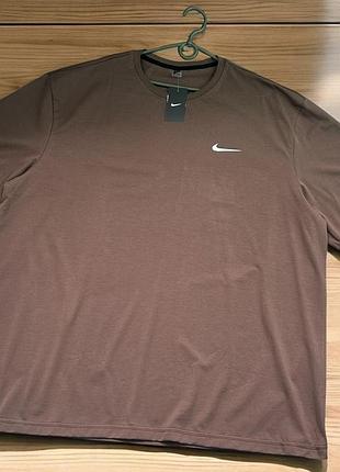 Чоловіча базова футболка nike