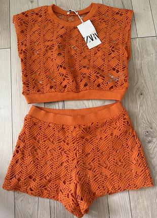 Яскоавий костюм zara