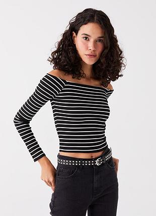 Продам стильну базову кофту від zara (лінійка w&b). дуже м’яка та приємна до тіла. тканина дихає, злегка тягнеться, чудово сідає по фігурі.
