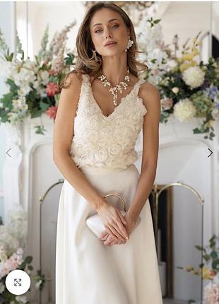 Святкова бежева блуза в троянди,розмір m, бренд like angel одягнена один раз ,дефектів немає