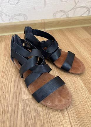 Черные кожаные босоножки clarks