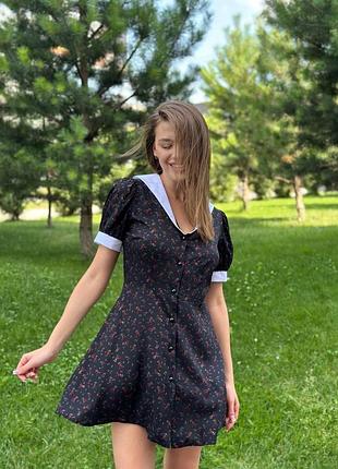 Женское платье из штапеля с белым воротником черный с красными цветами xs-s