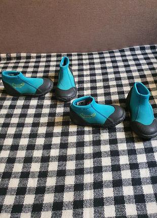 Продам 2 пары детских аквашузов mothercare синего цвета с крокодилом. размер 24.