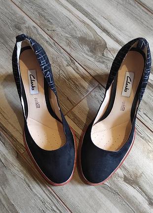 Легкие черные замшевые туфли clarks 35 - 35.5 размер (стелька 22.5 см) на стойких каблуках оригинал