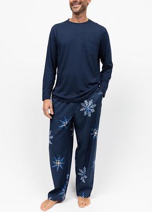 Піжама чоловіча cyberjammies frosty 3148-3146 преміум комфорт сімейна новорічна зимова s синій з принтом сніжинок (5051877618619)