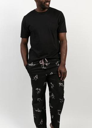 Піжама чоловіча cyberjammies mason 6822-6817 m чорний з принтом акули (5051877437142)
