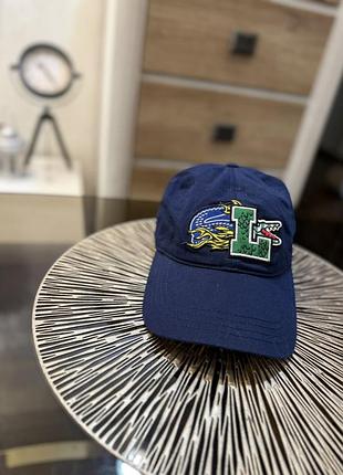 Кепка від бренду lacoste