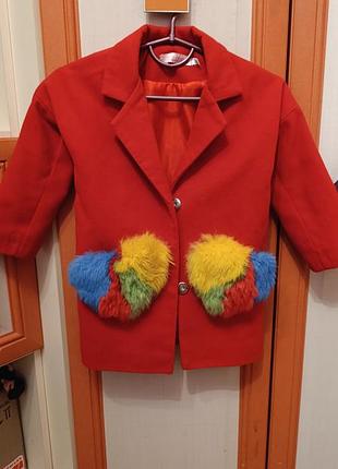 Пальто для дівчинки від mililook
червоного кольору на кнопках з кольоровими пухнастими карманами