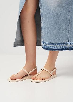 Crocs women's miami thong sandal flat сандалії жіночі крокс майки пудрові.