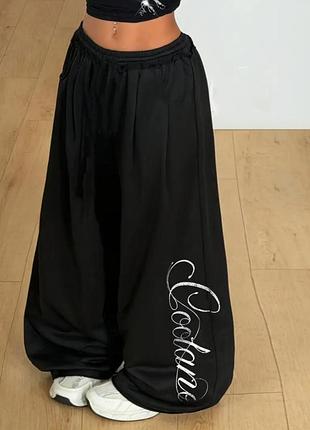 Чорні штани-оверсайз з написом "couture"