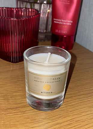 Ароматическая свеча the rituals of hibiscus dream