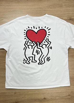 Біла футболка з лого на спині keith haring