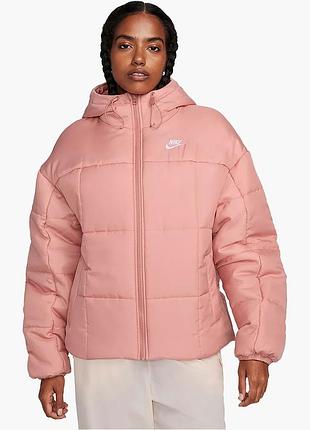 Urbanshop com ua пуховик женский nike sportswear classic puffer therma-fit loose hooded jacket pink fb7672-618 размеры запитйте