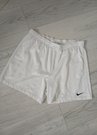 Спортивные шорты белого цвета nike