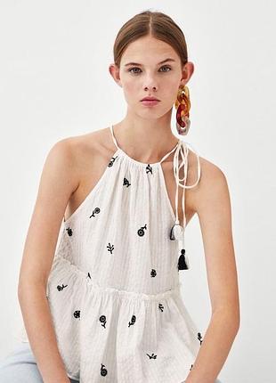 Блуза топ зара zara біла з вишивкою із завʼязкою на шиї з китичками натуральна майка маєчка