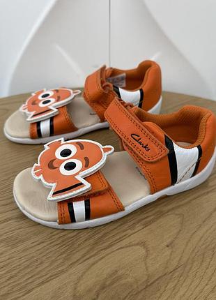 Оригінальні дитячі шкіряні босоніжки clarks