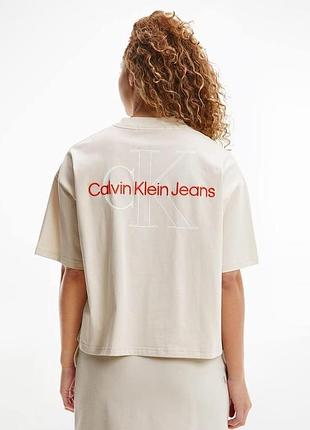 Жіноча футболка calvin klein jeans з двокольоровою монограмою та вільним кроєм.