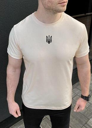 Чоловіча футболка pobedov peremoga - чорна наклейка герб 4см колір молочний