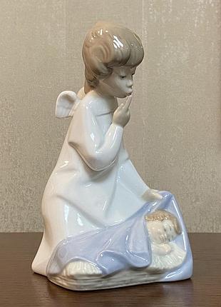 Фарфорова статуетка lladro «ангел із дитиною».