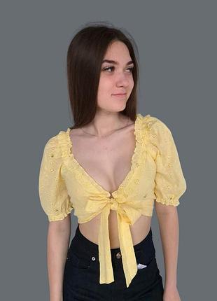 Топ жіночий на зав'язці з перфорацією короткий boohoo жовтий
