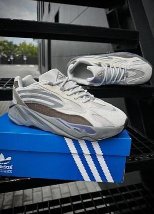 Кроссовки adidas yeezy boost 700 v2 серые с коричневым для мужчин стильные кроссы с амортизацией и поддержкой