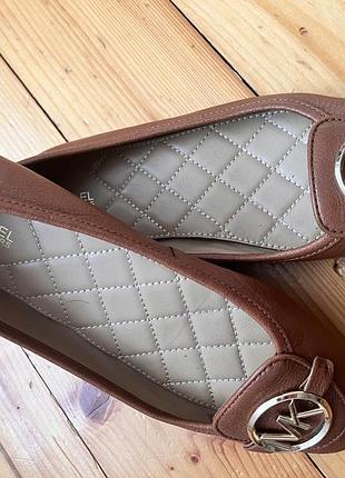Шкіряні коричневі лофери 36 розмір m kors