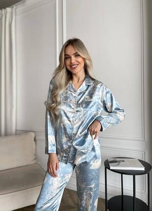 Стильна блакитна шовкова піжама на ґудзиках з принтом