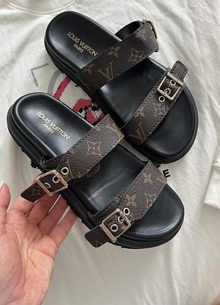 Стильні шльопки під lv