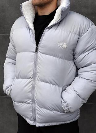 Мужская зимняя куртка серая the north face reversible sherpa из водоотталкивающего полиэстера двусторонняя без капюшона