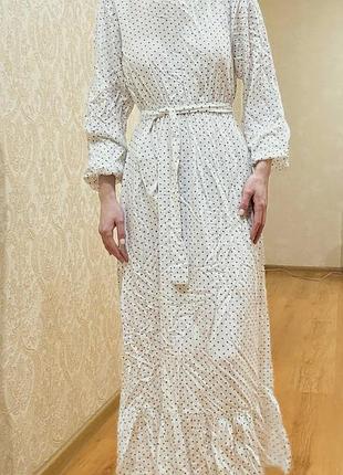 Дуже гарна сукня в горошок.