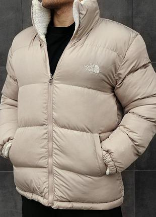 Мужская зимняя куртка бежевая the north face reversible sherpa из водоотталкивающего полиэстера двусторонняя без капюшона