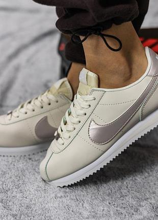 Женские трендовые кроссовки nike cortez бежевые качественные из кожи на весну лето найк кортез модные для повседневной носки красивые
