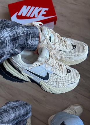 Женские кроссовки найк рантек стильные nike v2k runtek beige black 40