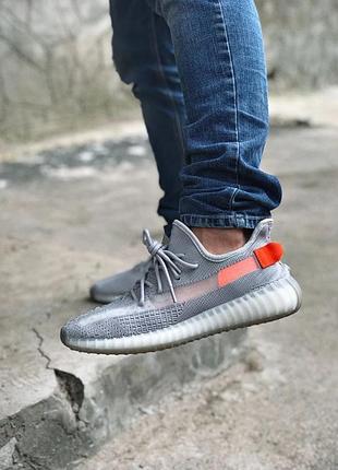 Мужские кроссовки адидас изы adidas yeezy 350 v2 tail light grey серый 40 42